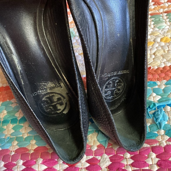 Tory Burch Sally peep toe pebbled leather wedge heels. Gold emblem. - Picture 7 of 8